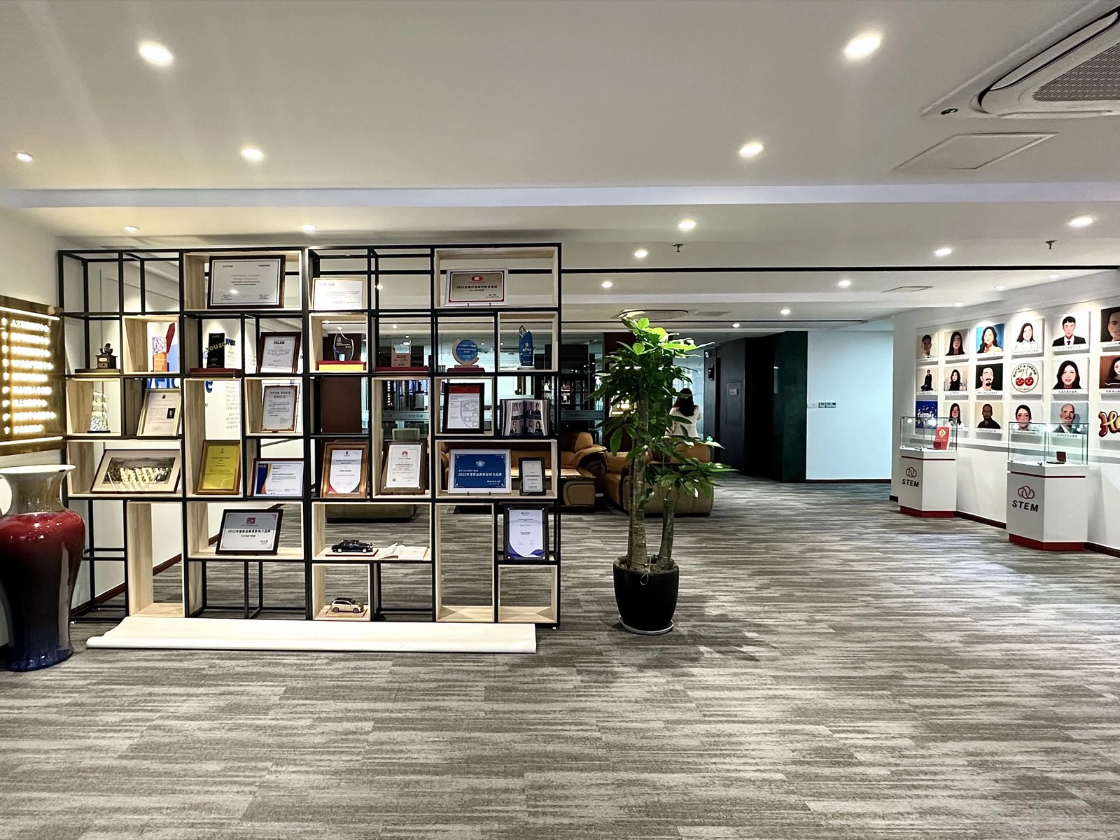 荣誉展示区——奖牌与员工照片墙