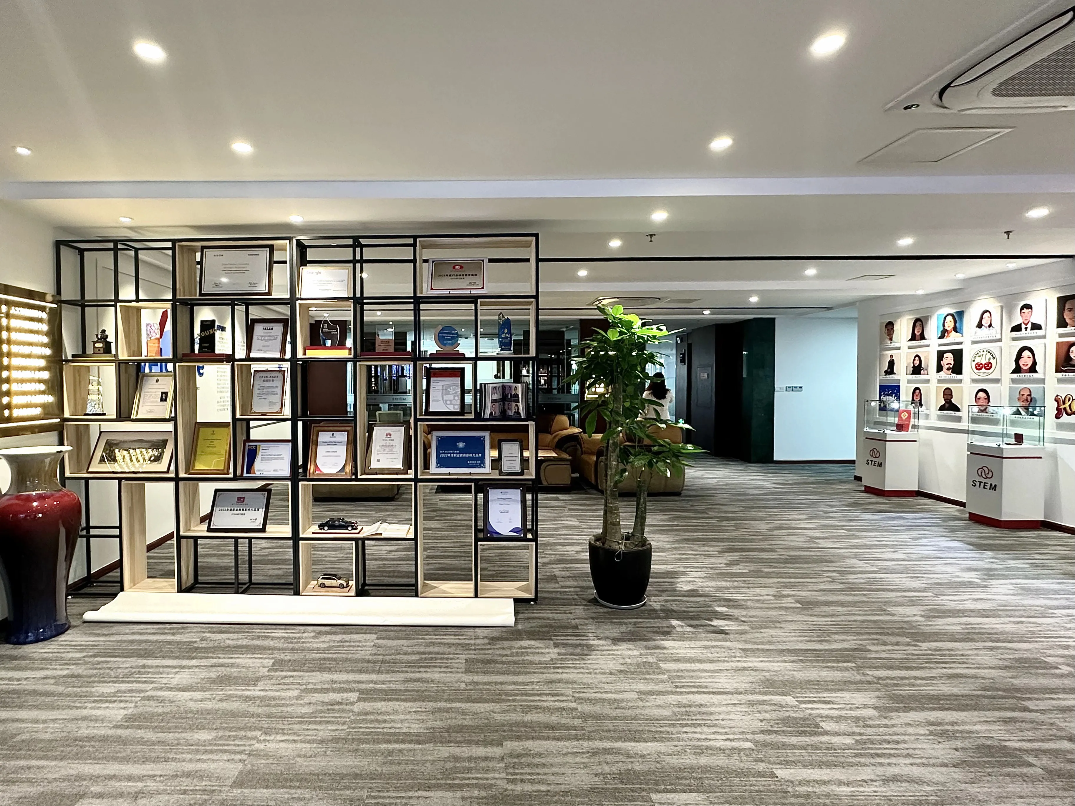 荣誉展示区——奖牌与员工照片墙