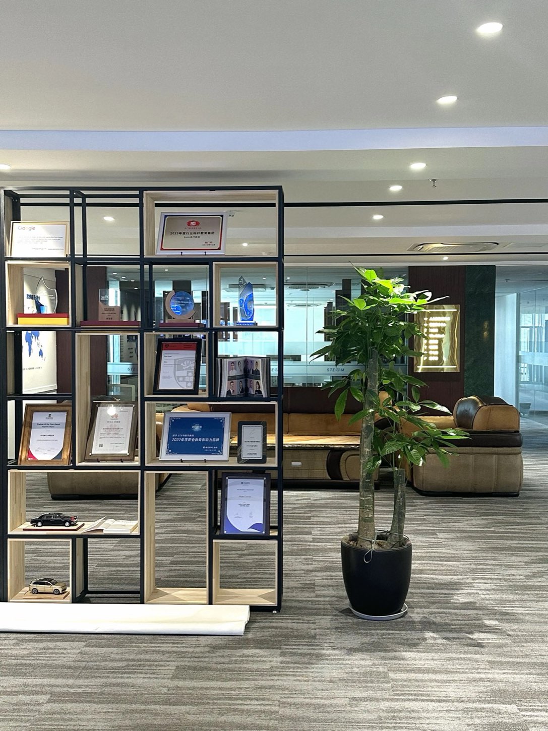 荣誉展示架与会客区